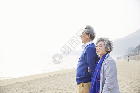 幸福的老年夫妻海边散步图片