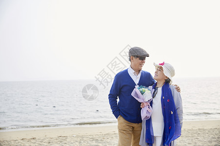 幸福的老年夫妻海边散步图片