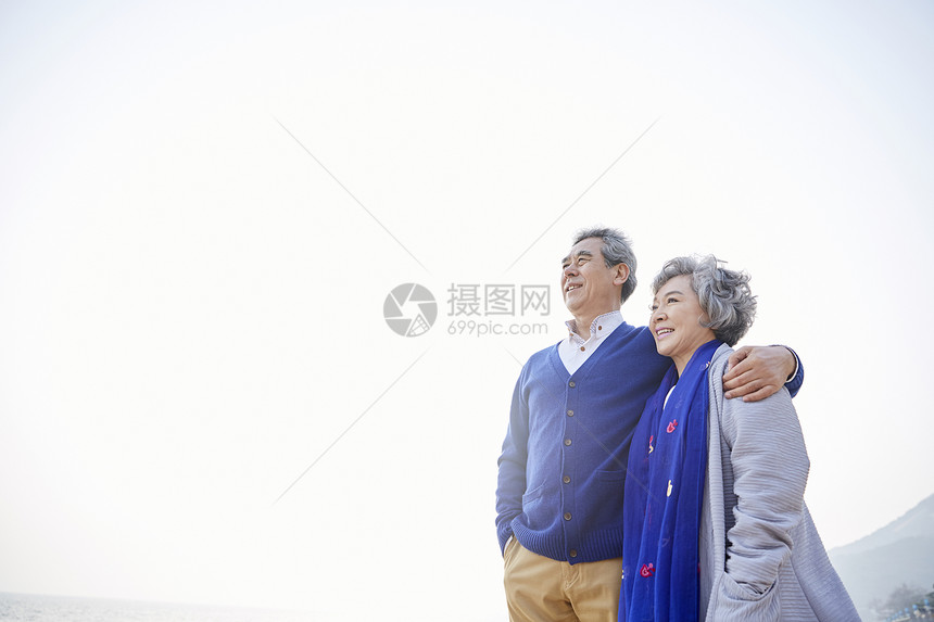 幸福的老年夫妻海边旅游图片