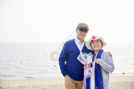 在海边旅游的老年夫妻享受生活图片
