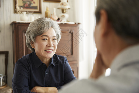 在咖啡馆休息的老年夫妻图片