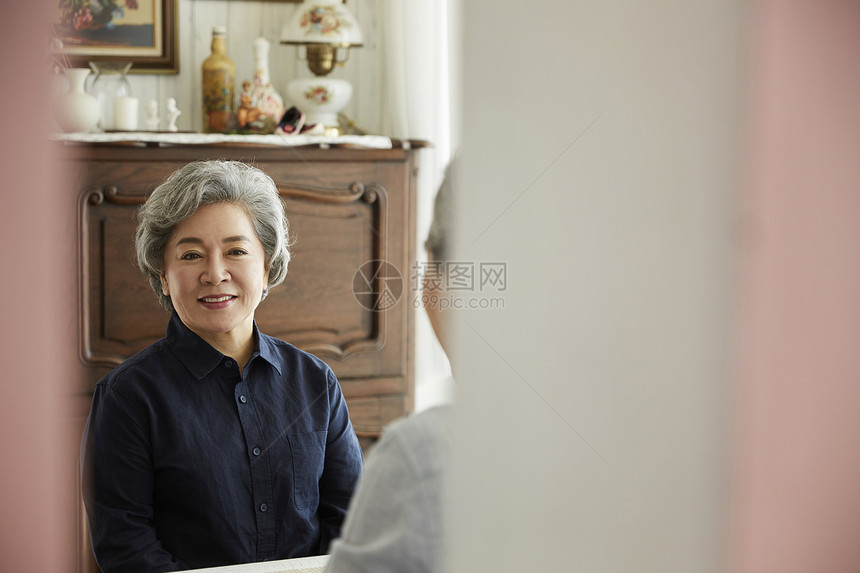 在咖啡馆休息的老年夫妻图片