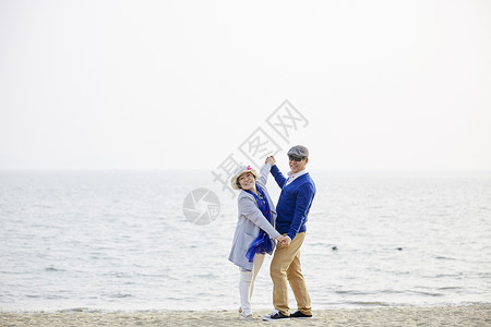 在海边旅游的老年夫妻享受生活图片