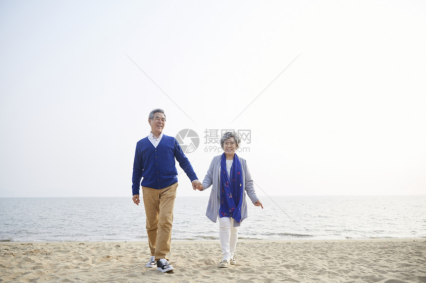 在海边旅游的老年夫妻图片