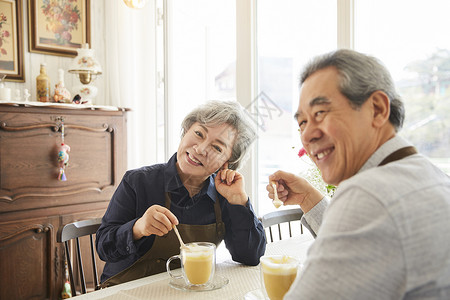 老夫妇子在一起开心喝饮料图片