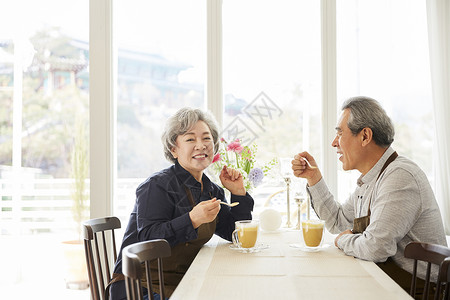 老夫妇子在一起开心喝饮料图片