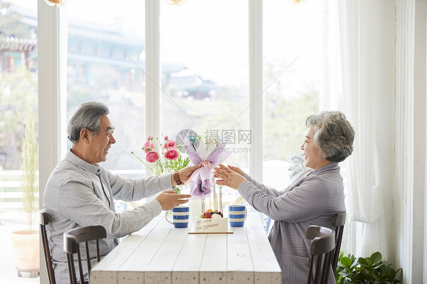 老年夫妇在一起过周年纪念日图片