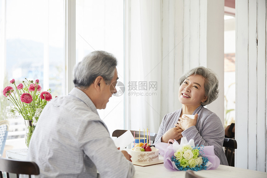老年夫妇在一起过周年纪念日图片