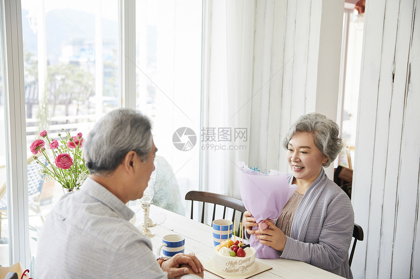 老年夫妇在一起过周年纪念日图片