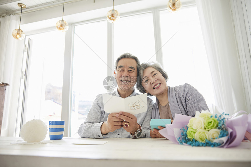 老年夫妇在家里过周年纪念日图片