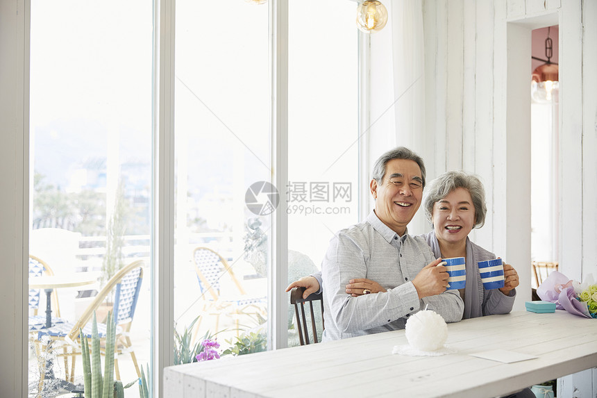 老年夫妇在室内喝咖啡图片