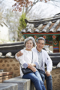 退休生活老年夫妇在一起游玩图片