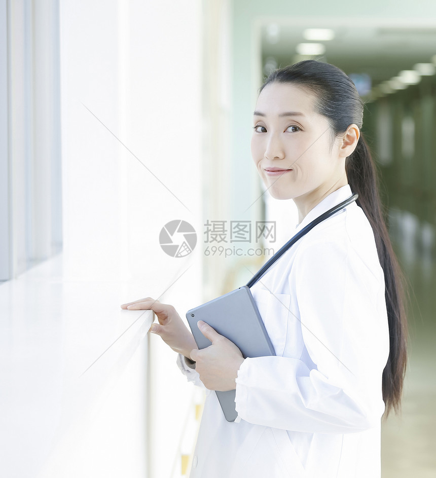 走廊上的女医生图片
