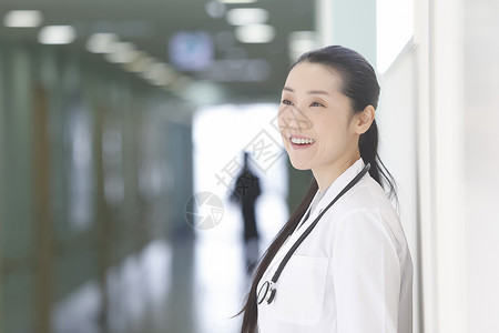 走廊上乐观的女医生图片
