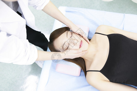 日本整骨诊所女人做美容医学按摩背景