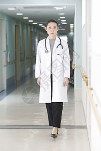 站在医院走廊的女医生图片