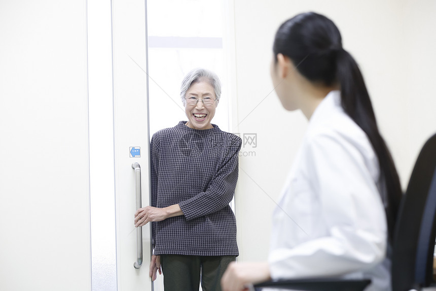 患者召唤女孩医院检查女医生和高级女人图片