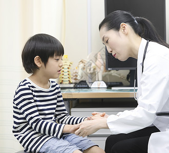 召唤手术日本人体检女医生和男孩图片