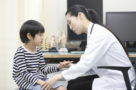女人儿童健康检查体检女医生和男孩图片