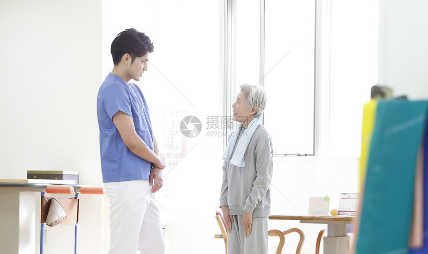 病奶奶女士physio治疗师和资深妇女图片