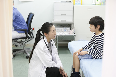来自海外室内日本人体检女医生和男孩图片