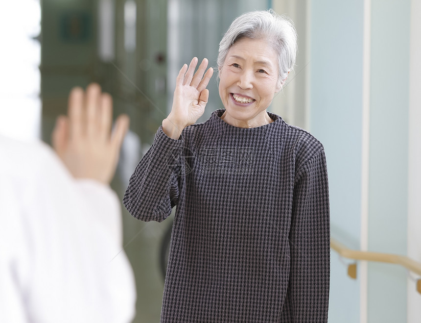 办公室三十几岁交谈女医生和高级的女人图片