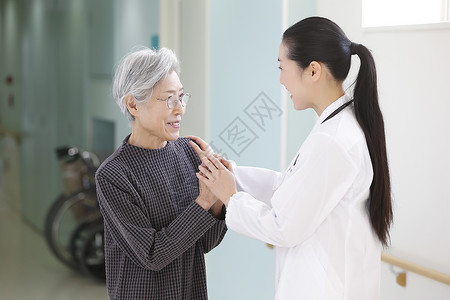 医院制度展板老年女性医院就医咨询背景