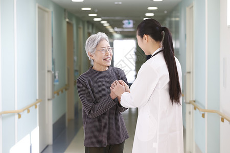 老年女性医院就医咨询图片