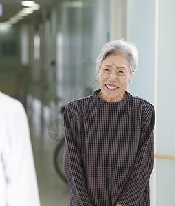 老年女性医院就医咨询图片