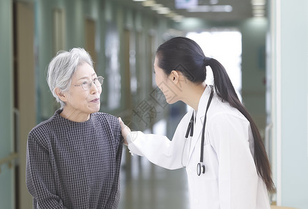 医院制度展板老年女性和女医生聊天背景