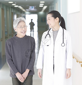 医院制度展板老年女性和女医生聊天背景