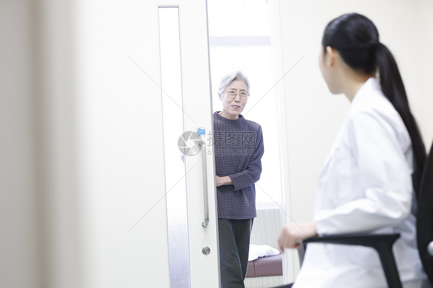 占有老年的教师医院检查女医生和高级女人图片