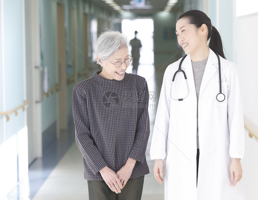 老年女性和女医生聊天图片