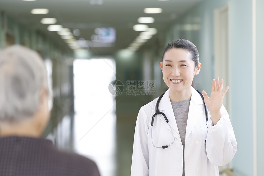 老年女性和女医生聊天图片