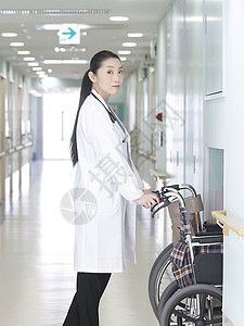 女医生推着轮椅图片