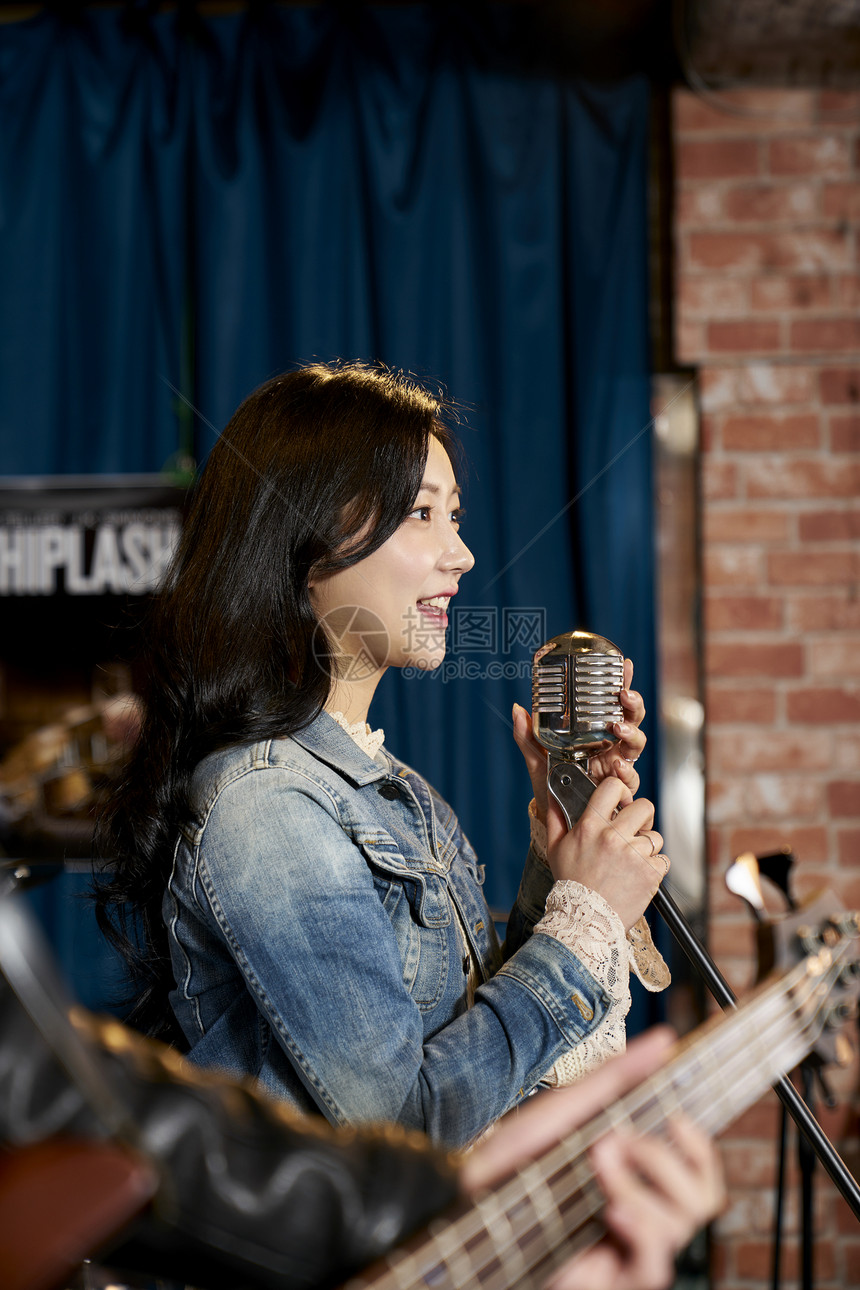 店员爱好成年女子生活音乐20多岁青春图片