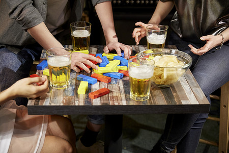 酒吧年轻男女聚会玩积木背景图片