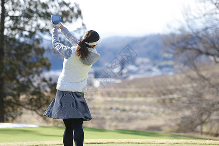 女孩假日遮光板女子打高尔夫球图片