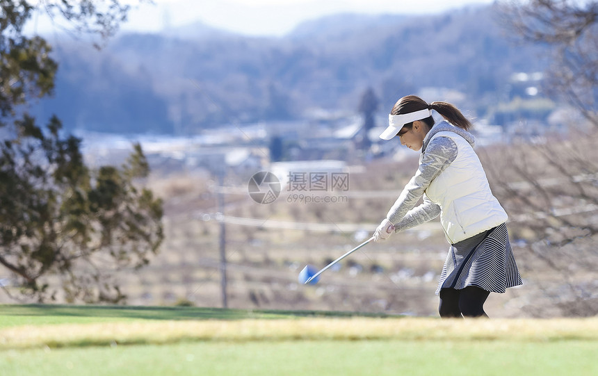 草坪女生业余爱好者女子打高尔夫球图片