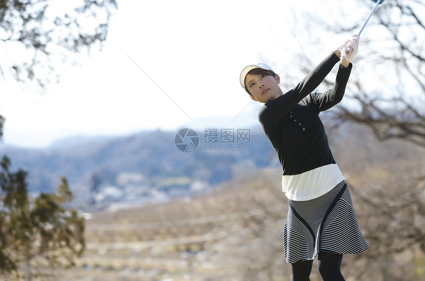 女子挥杆打高尔夫球图片