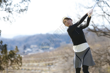 女子挥杆打高尔夫球图片