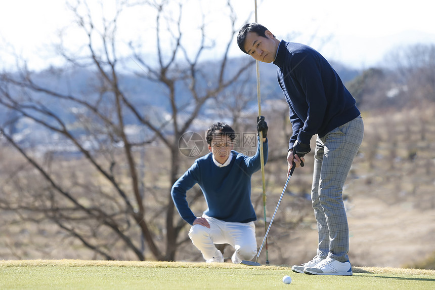男青年打高尔夫球图片