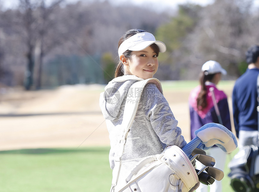 3人40多岁笑容女子打高尔夫球图片