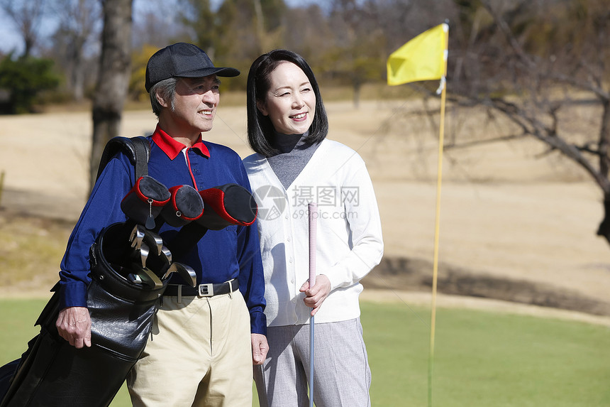 男人们年长情侣男人和女人打高尔夫球图片