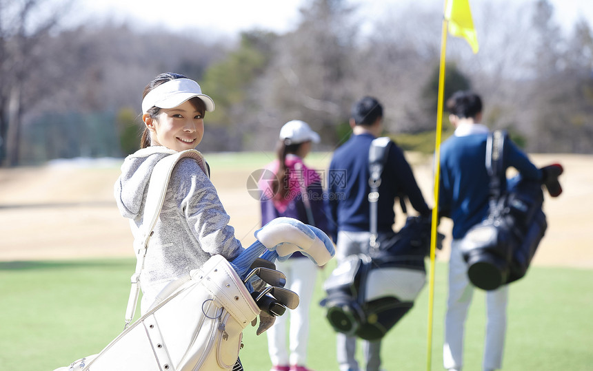 爱好老板假日女子打高尔夫球图片