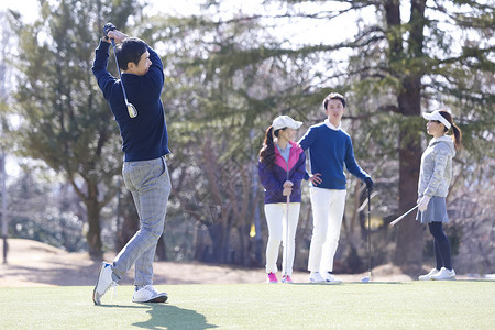 中年男性打高尔夫球背景图片