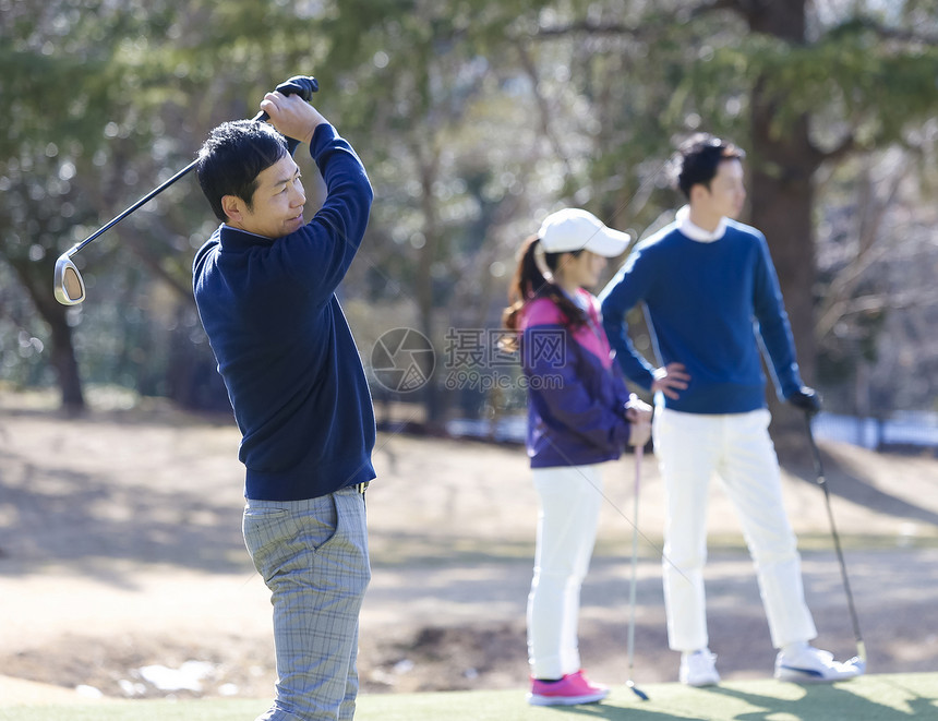 三个人精美欢迎男人和女人打高尔夫球图片