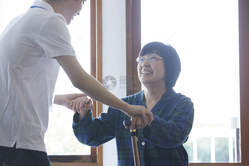 疗养院护工照顾老人图片