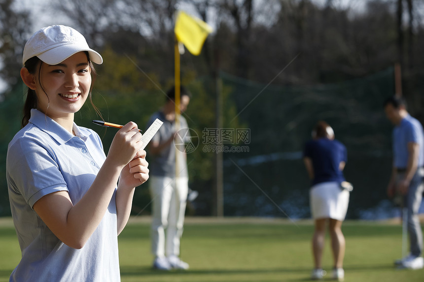 微笑打高尔夫球的美女图片