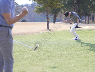 练习打高尔夫球的人图片